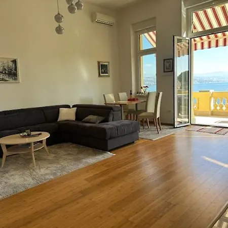 La Verita 1 St Line With Balcony דירה