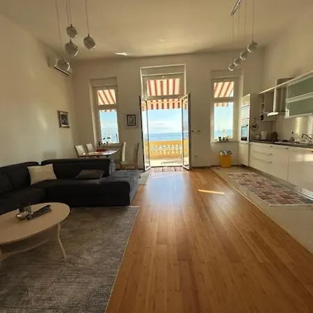 La Verita 1 St Line With Balcony דירה *
