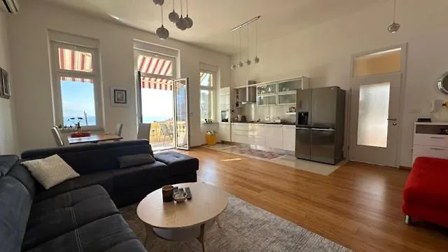 La Verita 1 St Line With Balcony Опатия